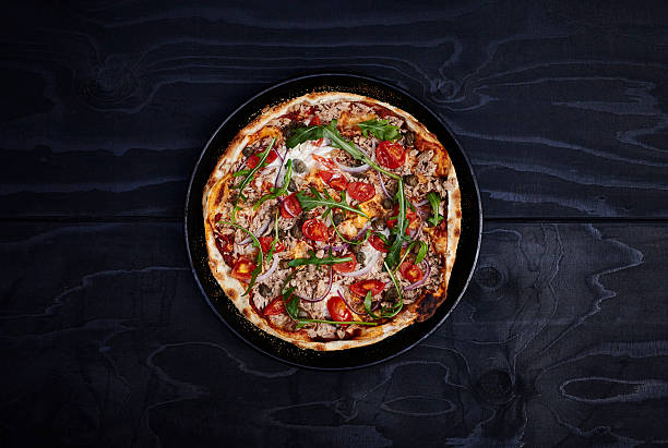 薄い地殻ピザ - イタリアのレジェーラ - pizza tuna prepared fish cheese ストックフォトと画像