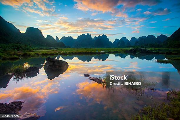 Photo libre de droit de Karst De Campagne Au Coucher Du Soleil Yangshuo Et Guilin En Chine banque d'images et plus d'images libres de droit de Arbre