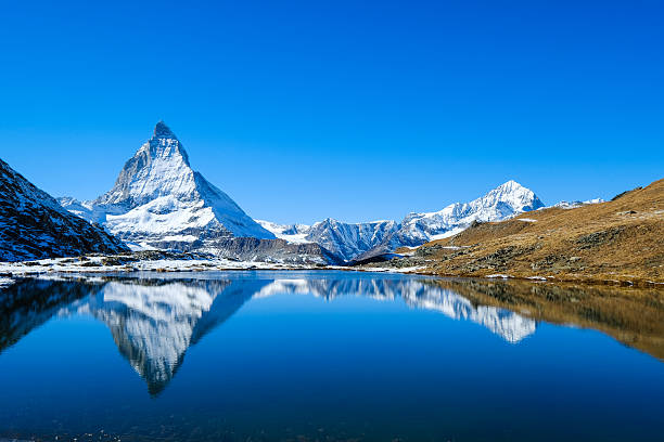 reflejo de cervino en el lago durante el otoño, zermatt, suiza - european alps europe high up lake fotografías e imágenes de stock