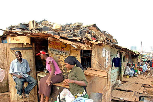 homme et femme devant la boutique électrique. - ugandan culture audio photos et images de collection