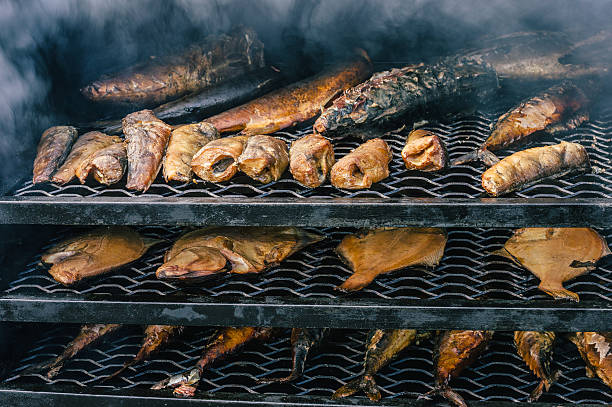 pescado en el horno humeante. - full length whole trout grilled fotografías e imágenes de stock