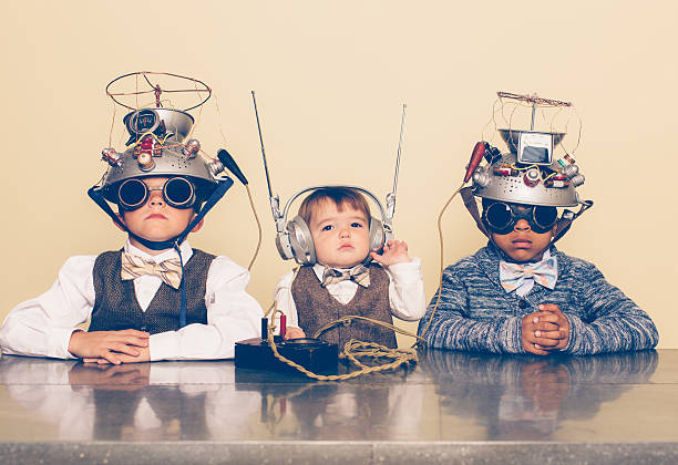 trois garçons habillés en nerds avec des casques de lecture mentale - retro revival connection innovation child photos et images de collection