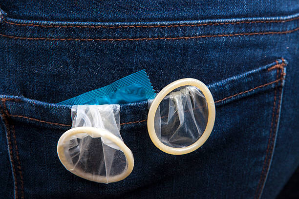 préservatif de la poche - sex condom jeans horizontal photos et images de collection