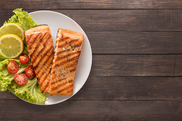 grillowany łosoś z cytryną, pomidor na drewnianym tle. - fish salmon healthy eating salmon fillet zdjęcia i obrazy z banku zdjęć