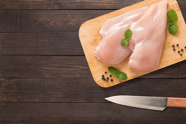 pollo crudo con vista dall'alto sul tagliere su legno. - muscolo animale foto e immagini stock