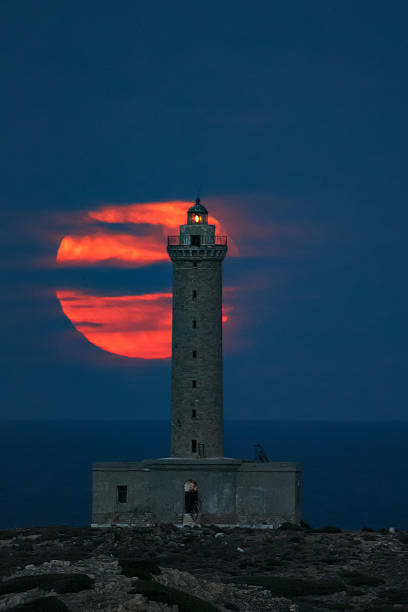 farol de ermoupolis alinhado com uma grande lua cheia - sea aegean sea night illuminated - fotografias e filmes do acervo