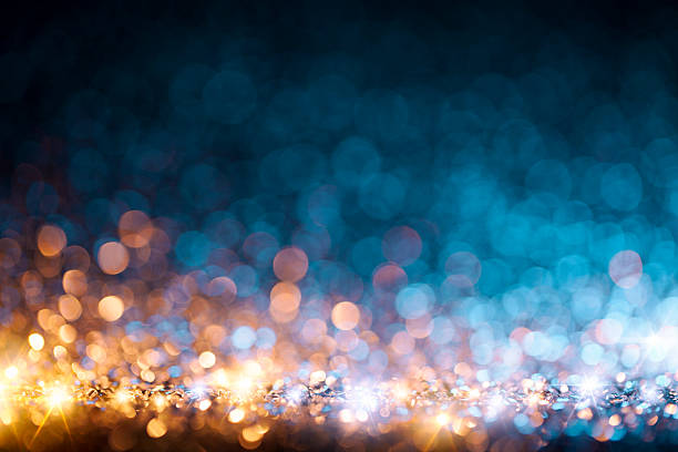 świąteczne światła rozmyte tło - bokeh gold blue - christmas lighting equipment abstract christmas lights zdjęcia i obrazy z banku zdjęć