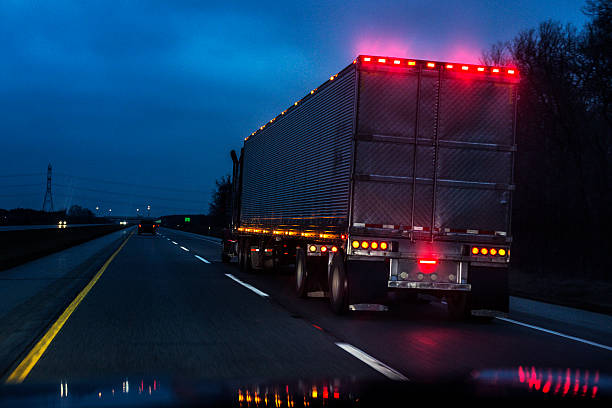 高速道路スピード違反車の運転手pov通過照明セミトレーラートラック - flatbed truck truck truck driver heavy ストックフォトと画像