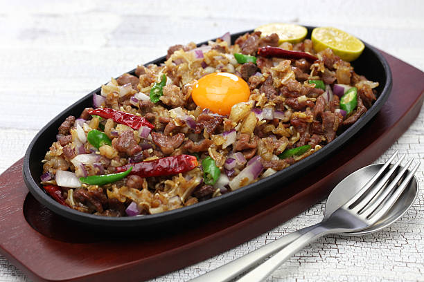 sizzling porco sisig, culinária filipina - cheak - fotografias e filmes do acervo