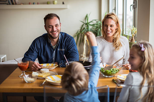 almuerzo familiar en casa - family white family with two children cheerful fotografías e imágenes de stock