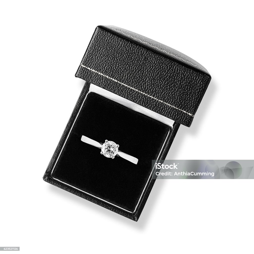 Bague de fiançailles solitaire en diamant unique dans une boîte en cuir noir - Photo de Coffret à bijoux libre de droits