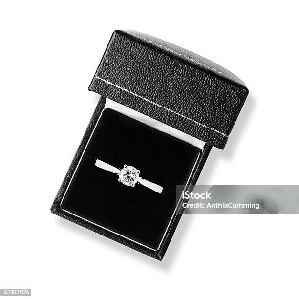 Photo libre de droit de Bague De Fiançailles Solitaire En Diamant Unique Dans Une Boîte En Cuir Noir banque d'images et plus d'images libres de droit de Coffret à bijoux