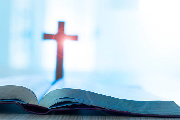 bible et croix sur le bureau - catholicisme photos et images de collection