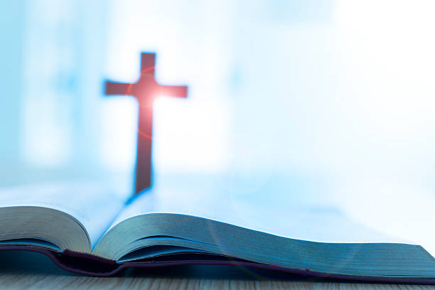 bibbia e croce sulla scrivania - cattolicesimo foto e immagini stock