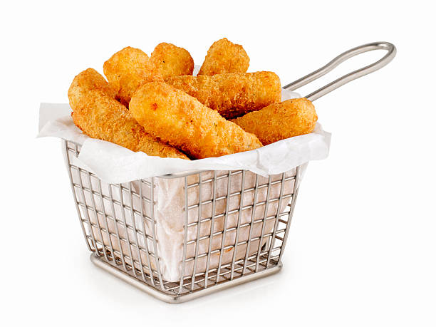 basket of mozzarella cheese sticks - mozzarella stick appetizer fried imagens e fotografias de stock