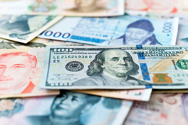 währung aus verschiedenen ländern der welt - abundance us currency making money large group of objects stock-fotos und bilder