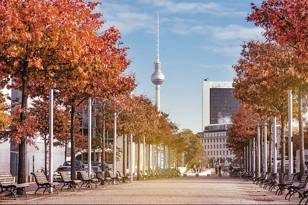 cena colorida outono de berlim com a torre de televisão - berlin germany television tower communications tower alexanderplatz - fotografias e filmes do acervo
