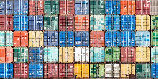 укладка контейнеров в гавани антверпена, бельгия - грузовой контейнер фотографии стоковые фото и изображения