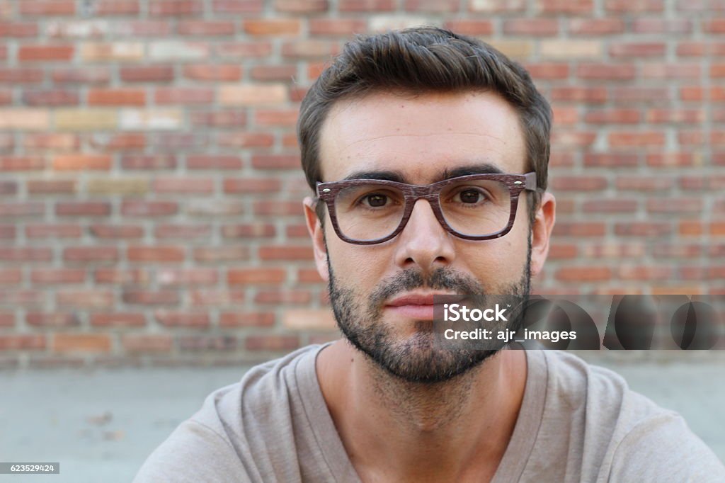 Joven atractivo hombre mirando a la cámara - Foto de stock de Hombres libre de derechos