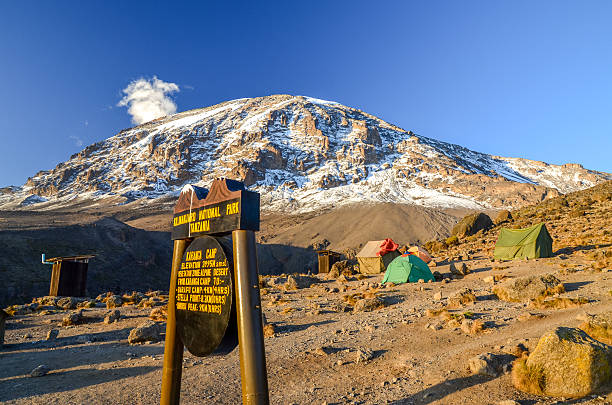 karanga camp na górze kilimandżaro - tansania, afryka - high peaks audio zdjęcia i obrazy z banku zdjęć