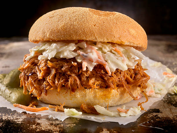 вытащил свинины сэндвич в пикантный соус барбекю с coleslaw - coleslaw стоковые фото и изображения