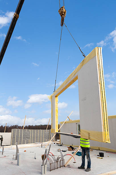 construction d’une nouvelle maison écoénergétique à ossature - modular housing development home interior house photos et images de collection