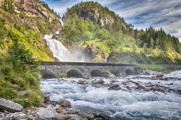 latefossen waterfall, norway - bridge norway odda falling imagens e fotografias de stock