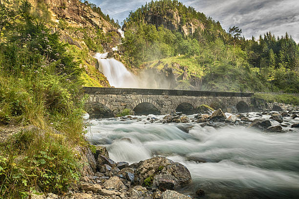latefossen waterfall, norway - bridge norway odda falling imagens e fotografias de stock