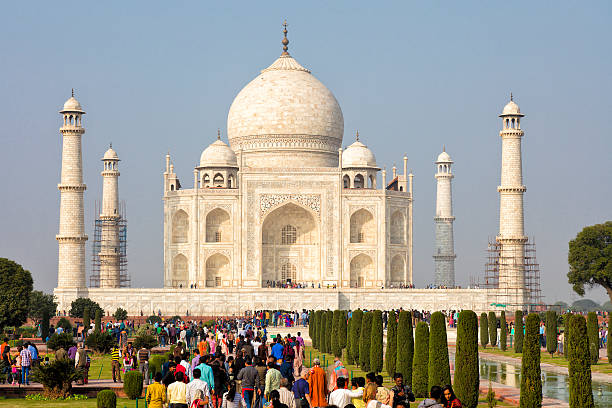 Taj Mahal, Agra, Uttar Pradesh, Rajasthan, India, Asia Tourists and locals visiting Taj Mahal in Agra, this is regarded by many as the finest example of Mughal architecture, a style that combines elements from Islamic, Persian, Ottoman Turkish and Indian architectural styles, Uttar Pradesh, Rajasthan, India, Asia taj mahal stock pictures, royalty-free photos & images