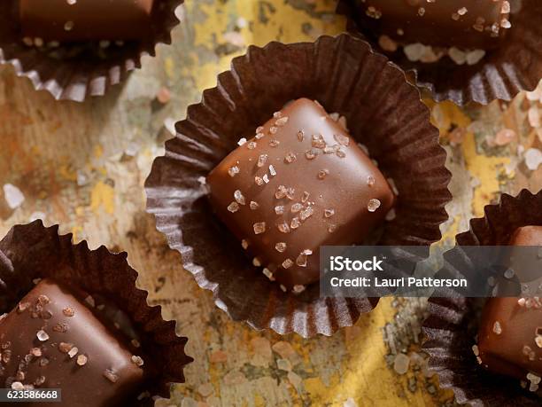 Foto de Sal Marinho Caramelo E Chocolate e mais fotos de stock de Chocolate - Chocolate, Doces, Sal - Tempero