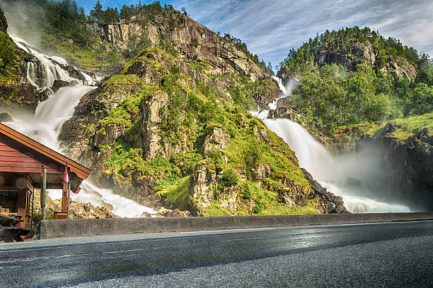 latefossen waterfall, norway - bridge norway odda falling imagens e fotografias de stock