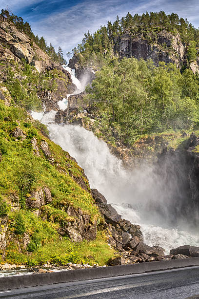 latefossen waterfall, norway - bridge norway odda falling imagens e fotografias de stock