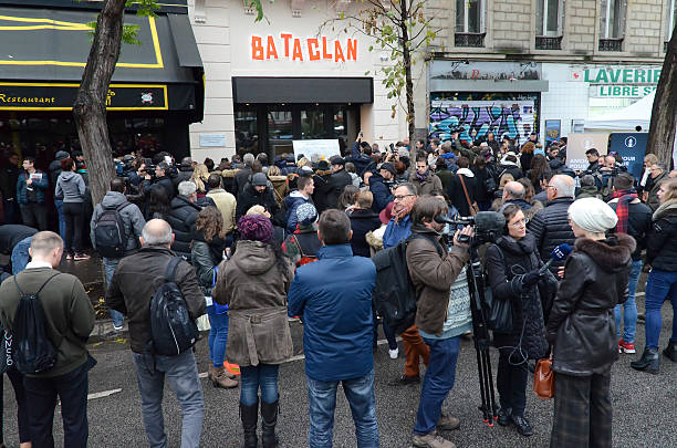 Multitud frente al Bataclan rindiendo homenaje a las víctimas - foto de stock