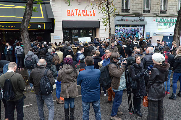 Foule devant le Bataclan rendant hommage aux victimes - Photo