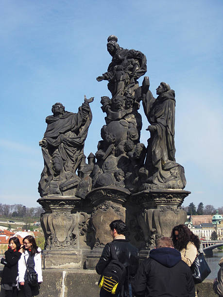 turistas en la estatua religiosa en el puente de carlos - santo tomas de aquino fotografías e imágenes de stock