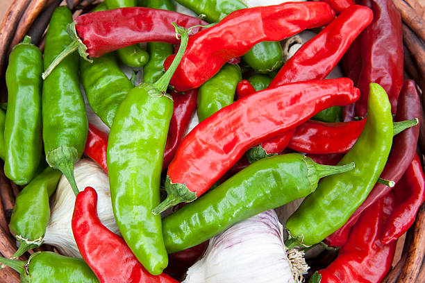 Pepers e aglio al peperoncino rosso e verde - foto stock