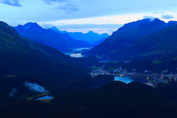 acima do vale de engadin, st. moritz, à noite dos lagos de silvanaplana, alpes suíços - mountain night switzerland engadine - fotografias e filmes do acervo