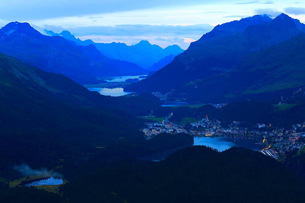 acima do vale de engadine, st. moritz, à noite dos lagos de silvanaplana, alpes suíços - mountain night switzerland engadine - fotografias e filmes do acervo
