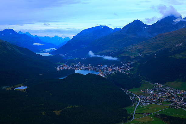 エンガディン渓谷の上,サンモリッツ,シルヴァーナプラナ湖の夜,スイスアルプス - engadine graubunden canton piz bernina corvatsch ストックフォトと画像