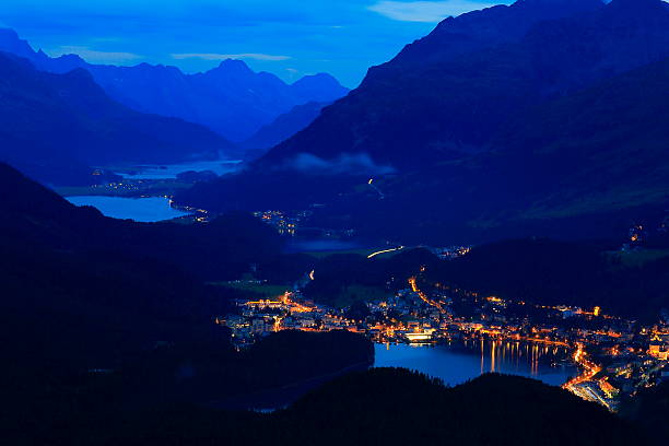 エンガディンの上,サンモリッツの街並みライト,湖の夕べ,スイスアルプス - engadine graubunden canton piz bernina corvatsch ストックフォトと画像