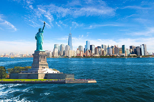la ciudad de nueva york skyline estatua de la libertad  - statue of liberty fotos fotografías e imágenes de stock