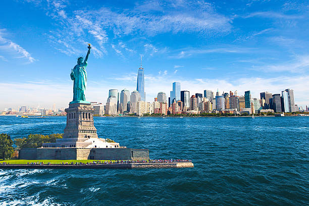 new york city skyline statua della libertà  - new york city skyline new york state freedom foto e immagini stock