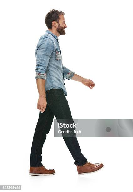 Sonriente Hombre Casual A Foto de stock y más banco de imágenes de Andar - Andar, Hombres, Recortable