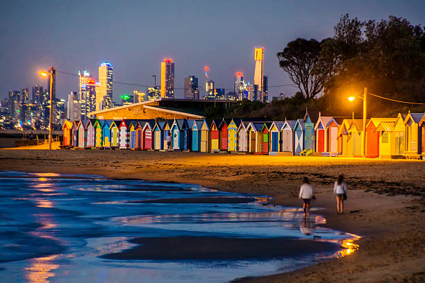 brighton beach, melbourne, ao anoitecer - east australia - fotografias e filmes do acervo