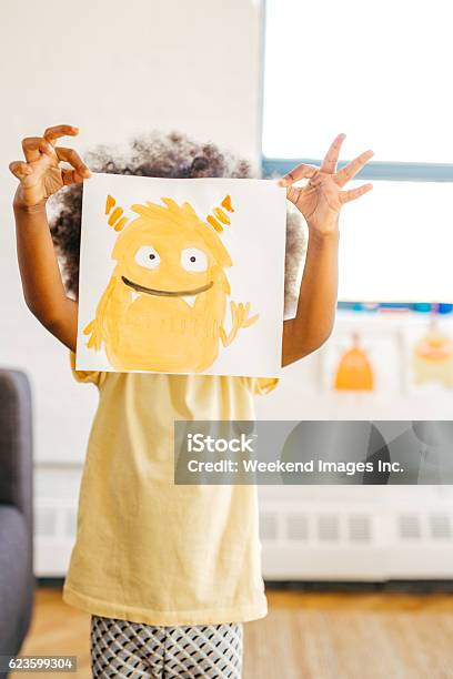 Aufziehen Eines Glücklichen Kindes Stockfoto und mehr Bilder von Kind - Kind, Monster - Fiktionale Figur, Spielen