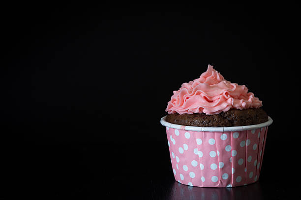 шоколадный кекс с розовыми точками польки - cupcake chocolate pink polka dot стоковые фото и изображения