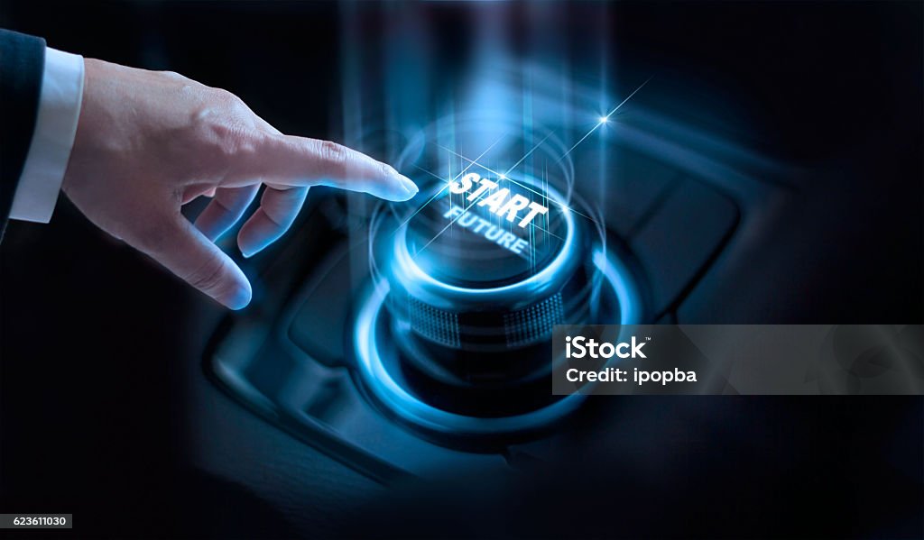 Geschäftsmann drücken Start-Future-Taste mit virtuellen hellen dunklen Hintergrund - Lizenzfrei Auto Stock-Foto