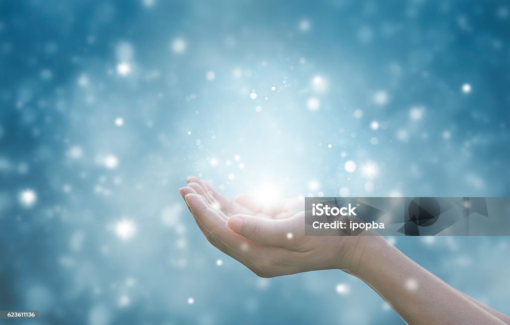 Manos de una mujer respetando y rezando sobre fondo azul - Foto de stock de Mano humana libre de derechos