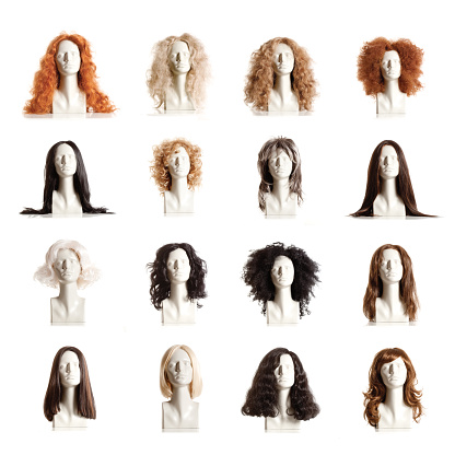 Compuesto de cabezas femeninas de maniquí con pelucas photo