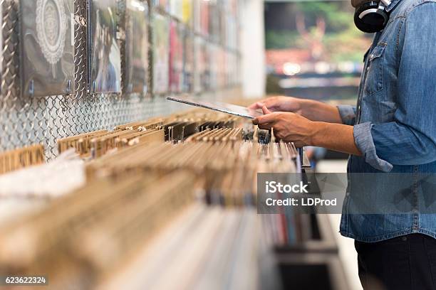 Uomo Che Sfoglia Lalbum In Vinile In Un Negozio Di Dischi - Fotografie stock e altre immagini di Disco - Audio analogico